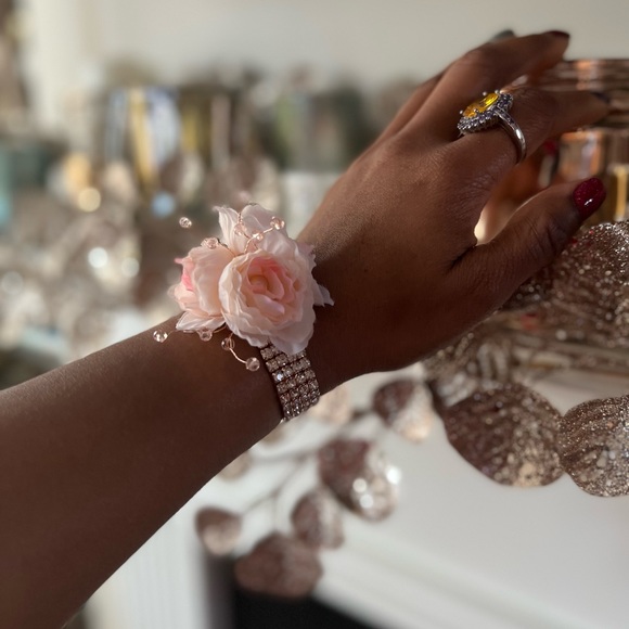 “Regal” Pink Floral Stretch Bracelet - Picture 4 of 8